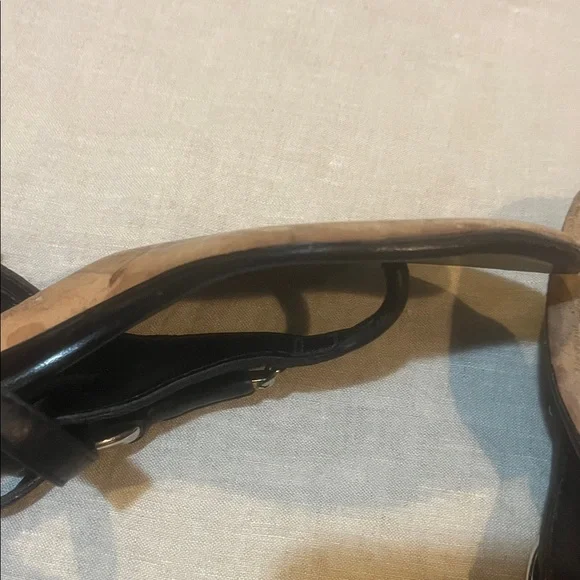 Gucci Black Leather Sandals with Silver Accents - Picture 5 of 9